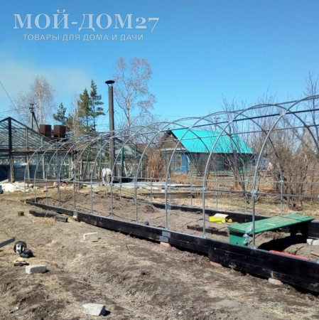 Теплица Восточная Усиленная 8 метров с поликарбонатом | Мой-Дом27 | Каркас изготовлен из оцинкованной замкнутой трубы 20*20 мм.<br>
 Ширина - 3&nbsp;метра. Высота - 2,1 метра. Длина 8 метров.&nbsp;<br>
 Выдерживаемая снеговая нагрузка - 150 кг/м2. Выдерживаемая ветровая нагрузка - до 20 м/с.<br>
 Расстояние между дугами 0,65&nbsp;метра.&nbsp;Толщина металла дуг 1,2 мм.&nbsp;Ширина двери 0,96 метра.<br>